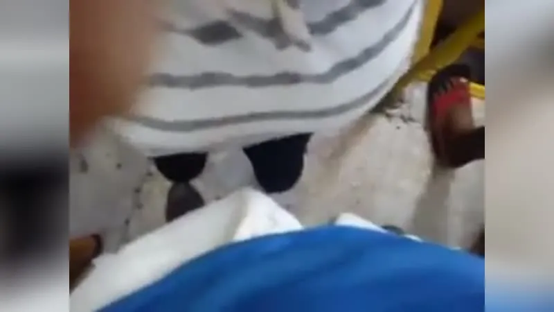 ▶️ Otra Morrita Encoxada En El Bus Lleno Video | CdeV.com